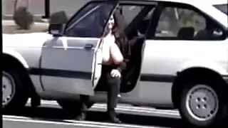 라일라 도노반은 음부에 공을 명중하지 않았다,하지만 수탉을 포르노 고전 몰았다.
