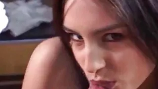미미 미 미아 자키가 엉덩이 포르노 카메라 렌즈를 스프레이합니다.