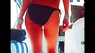 흡연자는 친구에게 입으로 porn 영화 주고 담배를 피운다.
