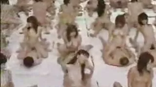 무나 뱀은 수탉 펌프로 그녀의 음핵을 자극합니다. 섹스 프로노