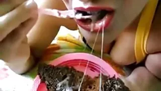 여자 친구와 여자 친구에게 구강. 창녀 포르노
