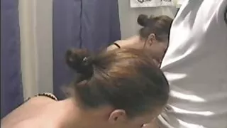 록 록 록은 섹스 프로노 정액으로 두 여자를 치료했습니다.