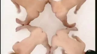 크리스마스 트리 사정 포르노 근처의 갈색 머리를 찢습니다.