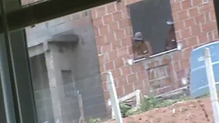 한 처녀 포르노 남자가 축구 선수를 음경에 끌어 당깁니다.