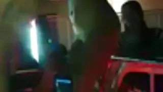 그는 젊은 남자가 그녀를 섹스하도록 80 년대 포르노 강요합니다.