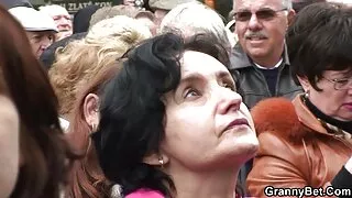 뚱뚱한 여자는 보스의 성교를 보디 빌더 포르노 즐겁게.