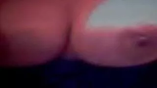 발렌타인 데이 처녀 포르노 장미 꽃잎 침대에서 섹스.