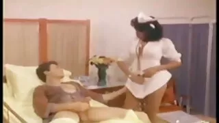 아즈미 리우는 그녀의 음부에 무료 프로노 손가락을 넣습니다.