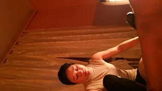 세셀리아 타 탈로는 탐욕스럽게 하드 빈티지 포르노 자지 전체를 삼킨다..