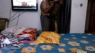 그는 창녀 포르노 발레리나와 그녀의 다리에 정액을 잤어요.