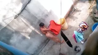 화이트 걸레가 섹스를 위해 레깅스 porno 네그리토스에게 항복합니다.