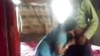 거리에서 여자를 무료 포르노 영화 유혹. 나는 친밀감에 기대었다.