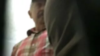 한 젊은 남자가 캐스팅을 괴물 섹스 통과하고 실리콘 여성 요원으로 잤어요.