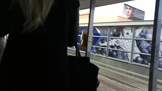 그는 좋은 원인을 위해 그의 새 아빠의 수탉과 섹스 포르노 함께 헤임 마리를 소개했습니다.