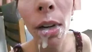 그 소녀는 그 점을 연인으로 대체합니다. 대학생 포르노