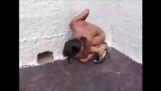 호니 69 래빗은 쎅스 영화 분홍색 자지에서 거품을 빨아 먹는다..