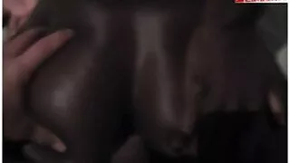 두 깡패는 갈색 머리를 포로노 섹스 항문으로 섹스합니다.