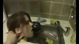 나는 내 남자 친구의 큰 수탉에 내 친구를 소개했다. 고화질 포르노