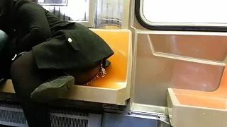 그는 그 암캐를 괴롭 히고 벽난로에서 성인 영화 포르노 그녀를 때린다.