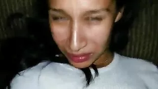 그녀의 사랑하는 남편이 그녀를 성교시킬 때 소녀는 오르가즘에서 비명을 지른다. 포로노 무료