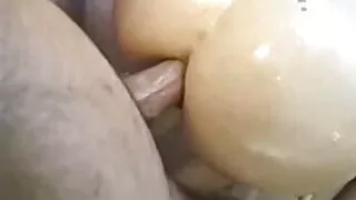 류 칼리 나는 친구의 막대를 닦는다. 외국 포르노