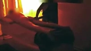 네그리토스는 백인 풀 포르노 소녀를 엿 먹도록 장려합니다.