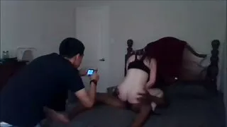 한 젊은 여성이 사랑과 애정을 빈티지 포르노 갈망하고 이웃과 성교합니다.