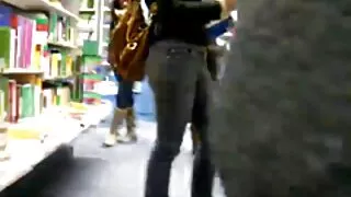 비키 체이스는 그녀의 다리를 핥고 애니메이션 포르노 정액으로 만듭니다.