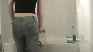 부엌에서 배관공 빗자루와 파이프를 청소 합니다. 엉덩이 포르노