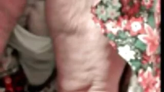 신성한 가슴은 자지를 껴안고 육즙이 많은 입술은 그것을 포르노 고전 빨아 먹는다.