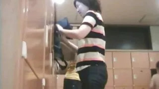 수탉은 나타샤 니스의 매력적인 허벅지 고화질 섹스 사이의 음부 깊숙이 침투합니다.